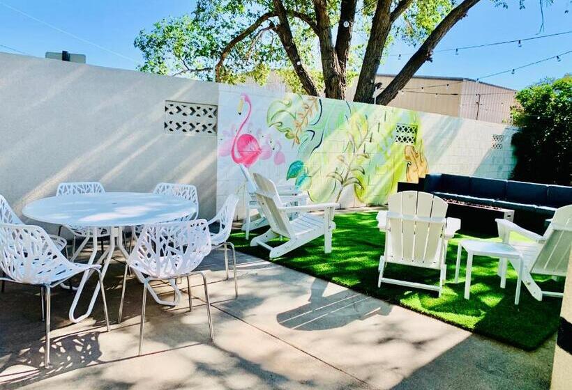 디럭스 스위트, Dragonfly Motor Lodge