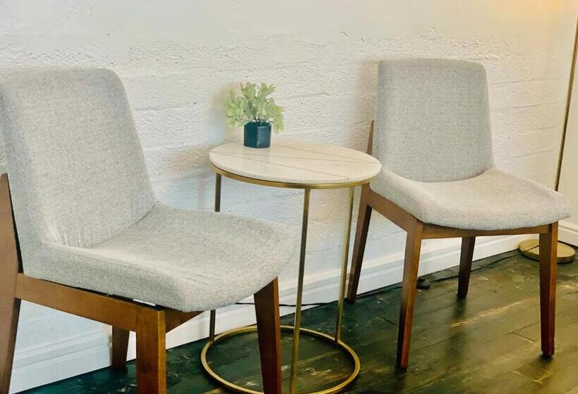 디럭스 스위트 킹 침대, Dragonfly Motor Lodge