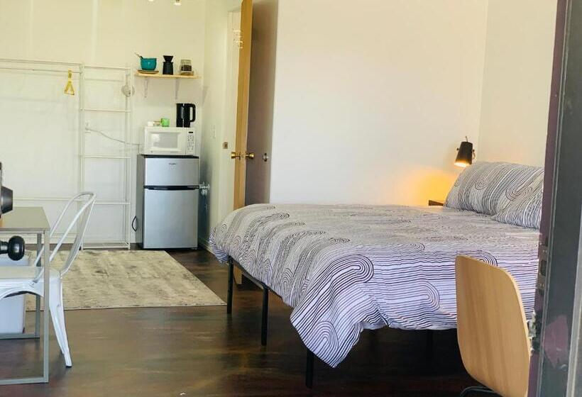 스위트 킹사이즈 침대, Dragonfly Motor Lodge