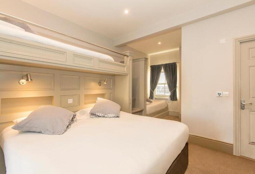 패밀리 룸, Silken Thomas Accommodation