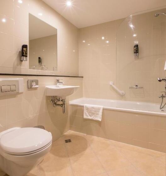 스위트, Silken Thomas Accommodation
