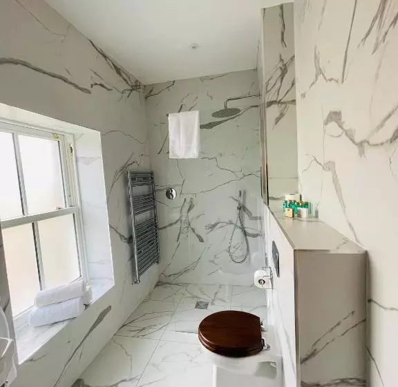 スーペリアトリプルルーム, Silken Thomas Accommodation