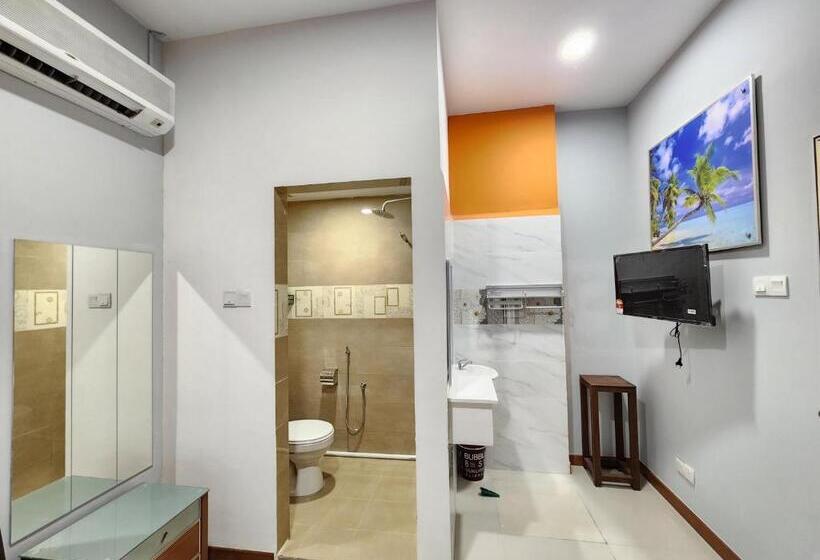 سوییت لوکس, Holiday Hostel Klcc