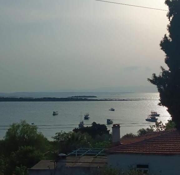 اتاق لوکس با چشم‌انداز دریا, Herakles
