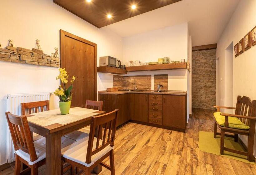 شقة غرفتين, Juhar Apartmanház