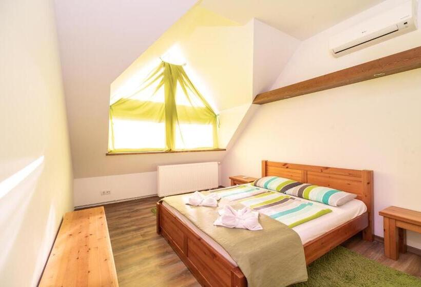 غرفة عائلية, Juhar Apartmanház