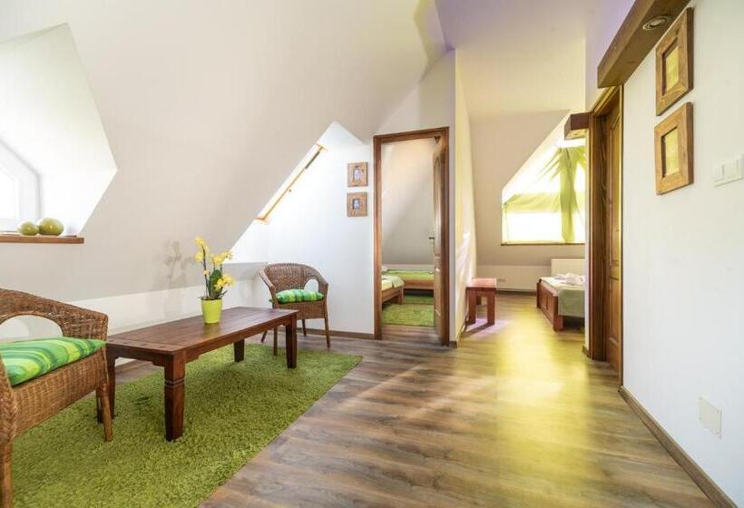 Семейный Номер, Juhar Apartmanház
