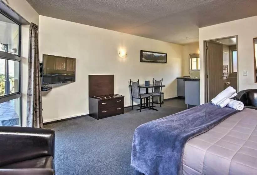 Standard studio with lake view, Alexis Motel & Apartments