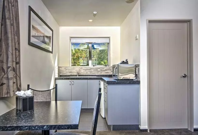 Standard studio with lake view, Alexis Motel & Apartments