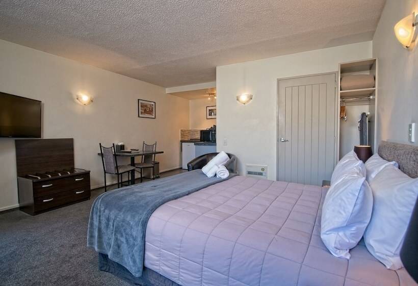 Standard studio with lake view, Alexis Motel & Apartments