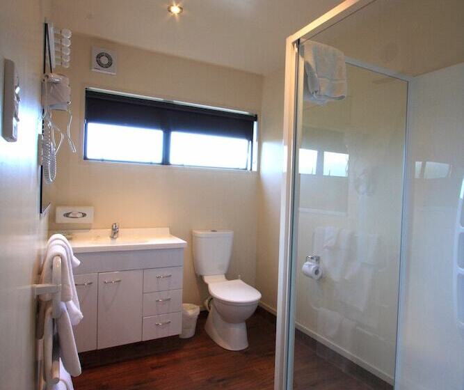 דירת חדר, Commodore Motel