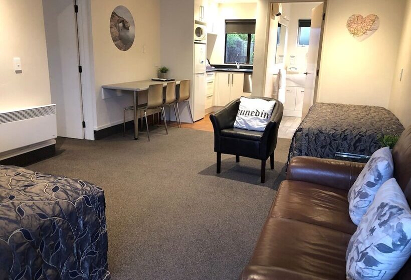 דירת חדר, Commodore Motel