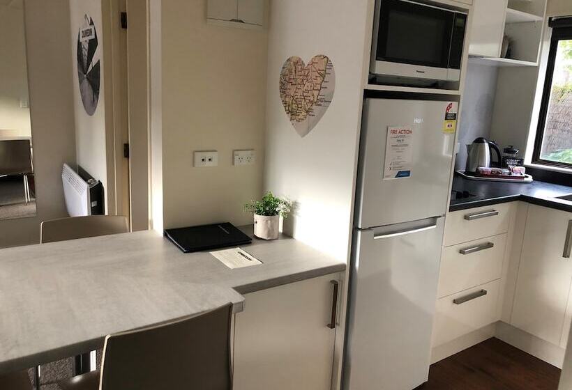 דירת חדר, Commodore Motel