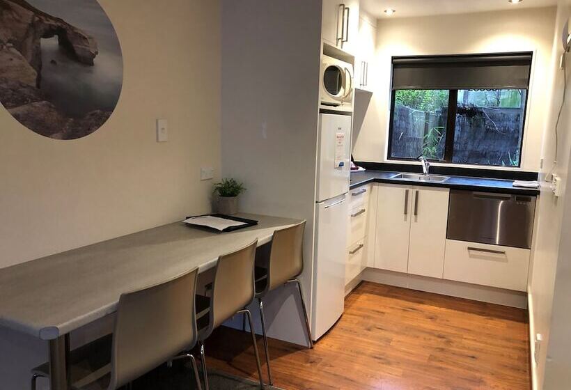 דירת חדר, Commodore Motel