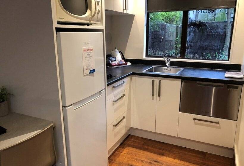 דירת חדר, Commodore Motel