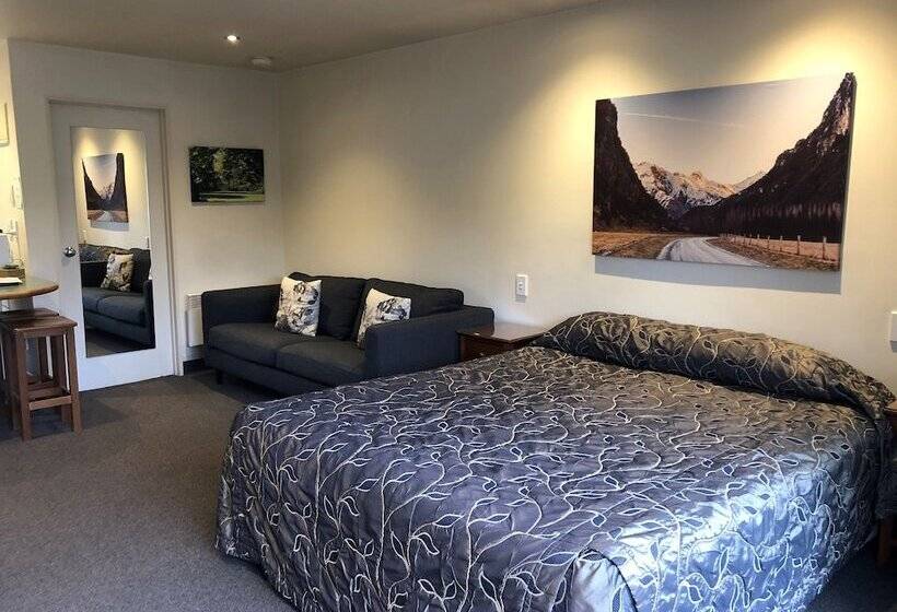 דירת חדר, Commodore Motel