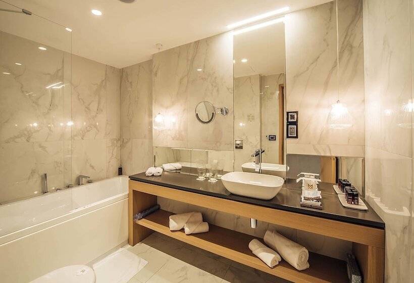 سوییت لوکس, Maestral Resort & Casino