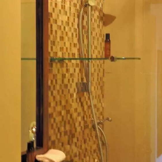 اتاق لوکس خانوادگی, Oakhurst