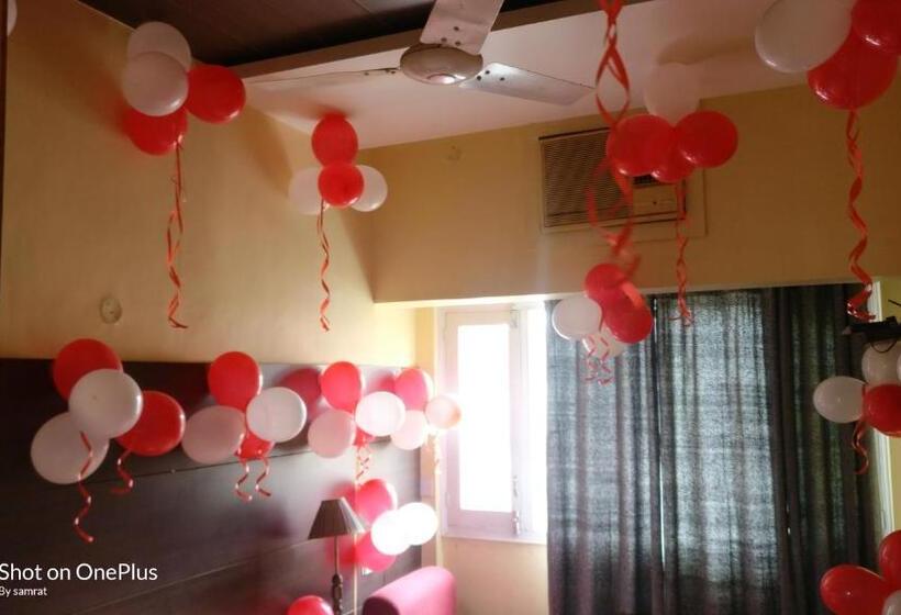 Quarto Deluxe, Samrat