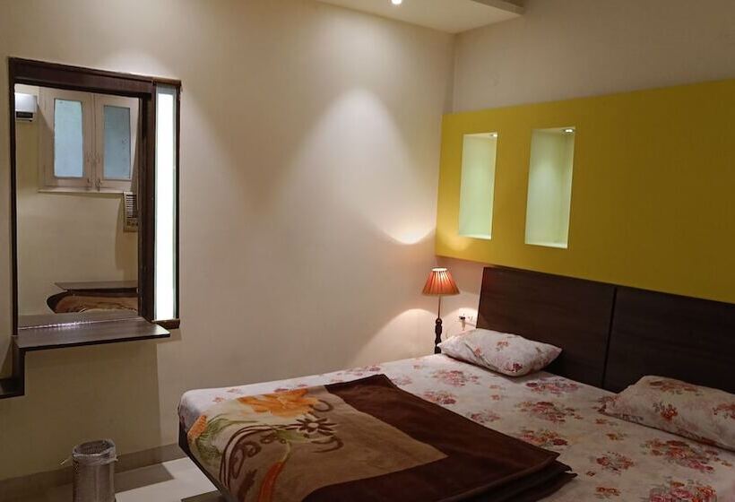 Quarto Deluxe, Samrat