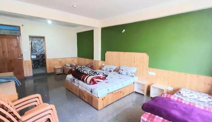 Standard Neljän Hengen Huone Parveke, Paradise Guest House