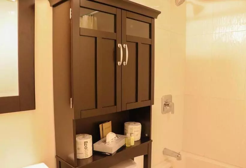 سوییت جونیور با چشم‌انداز دریا, The Waterfront Suites And Marina