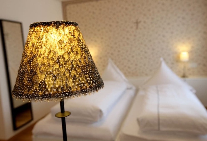 اتاق استاندارد یک نفره, Weinstube