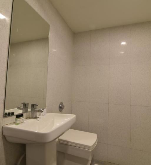 חדר אקזקיוטיב לשלושה, Clove