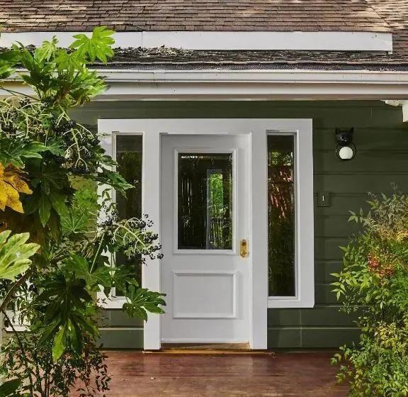 Standard-studio, The Madrona