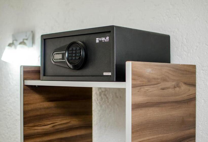 Номер Стандарт, La Reina