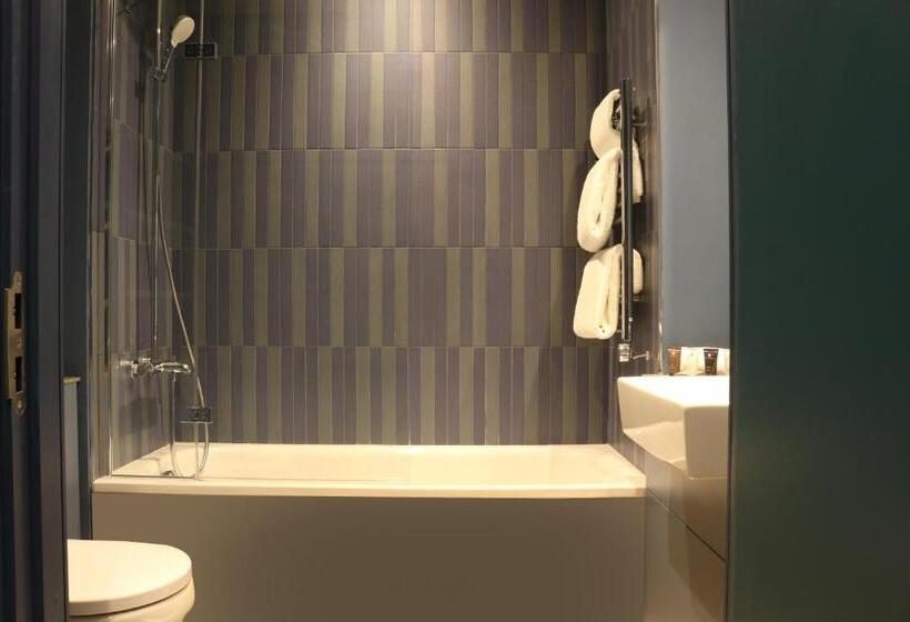 اتاق خانوادگی, Hex Wildlife Hotel At Yorkshire Wildlife Park