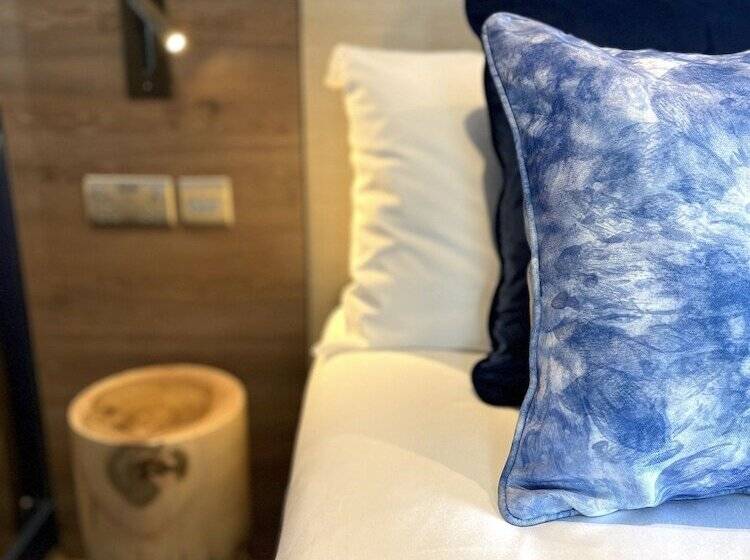 اتاق پریمیوم چهارنفره, Hex Wildlife Hotel At Yorkshire Wildlife Park