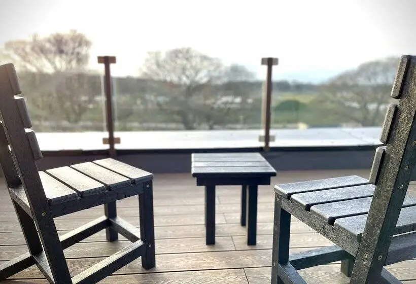 اتاق پریمیوم چهارنفره, Hex Wildlife Hotel At Yorkshire Wildlife Park