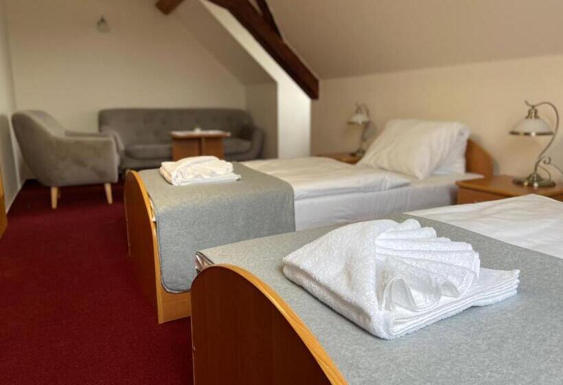 Семейный Номер, Zámeček Raspenava