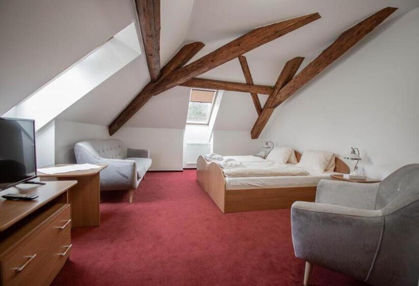 Семейный Номер, Zámeček Raspenava