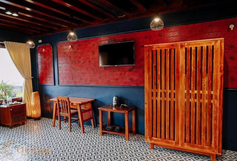 بانگلوی لوکس, Chez Loan