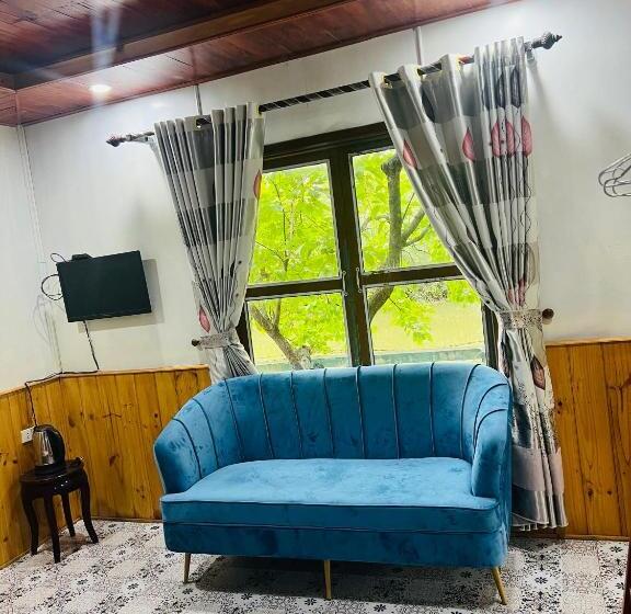 اتاق لوکس, Chez Loan