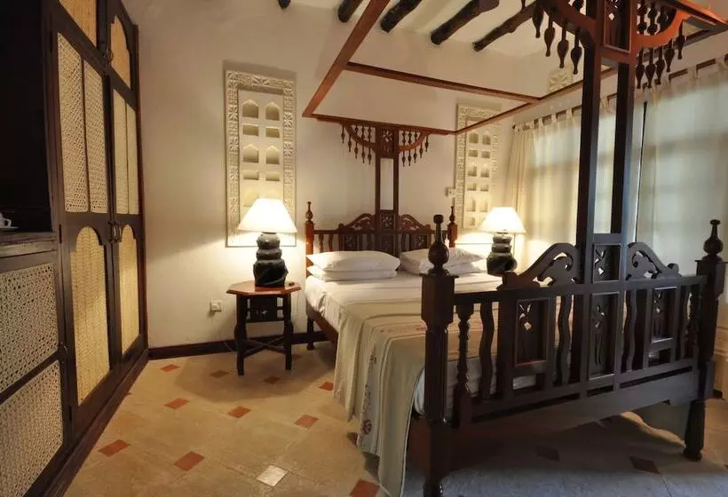 کلبه ییلاقی, Kilifi Bay Beach Resort