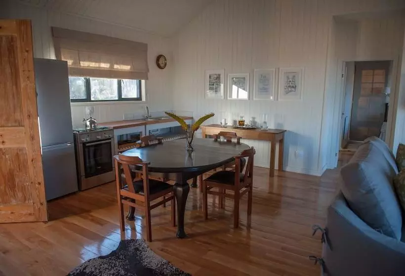 ２ベッドルームハウス, Three Tree Hill Lodge