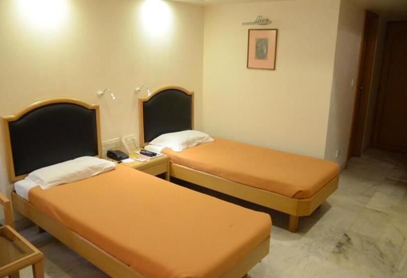 Chambre Deluxe, Yuvraj