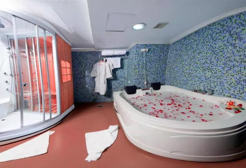 スイート, The Quilon Beach Hotel And Convention Center