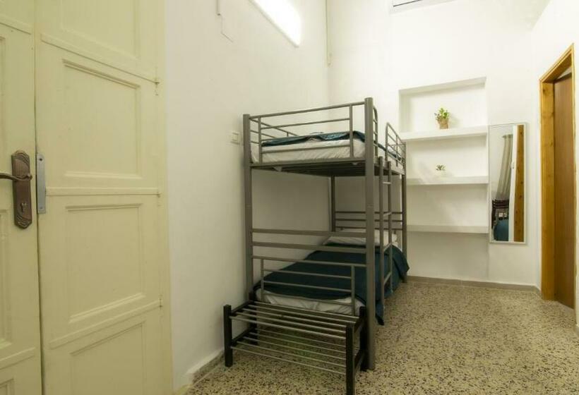 ルームシェアのワンベッド, Aida Guest House