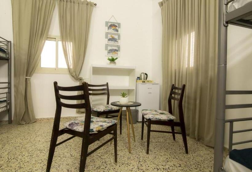 ルームシェアのワンベッド, Aida Guest House