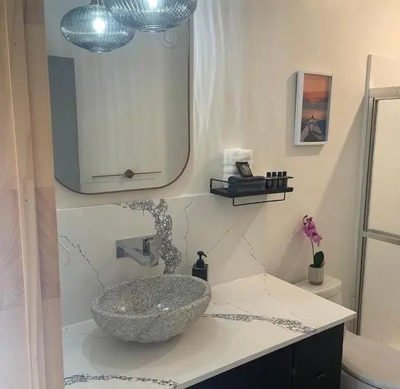 キングサイズベッドのデラックススイート, Stone Cove Waterfront Adults Only B&b
