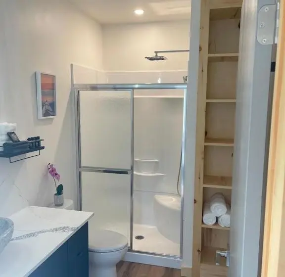 キングサイズベッドのデラックススイート, Stone Cove Waterfront Adults Only B&b