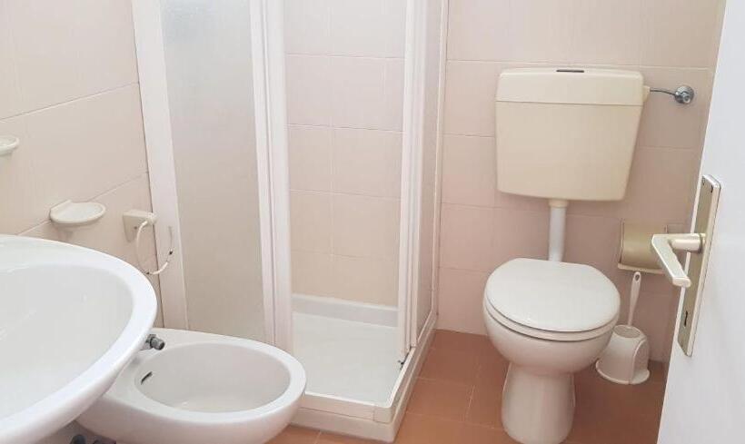 غرفة قياسية مزوَّدة بشُرفة, The Green House