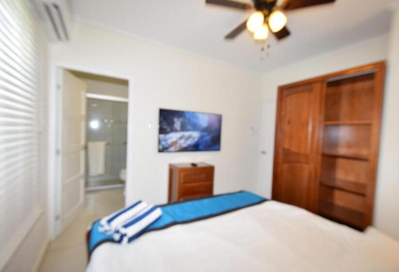 آپارتمان 1 خوابه با بالکن, Arena Condos Aruba Few Steps From Eagle Beach!