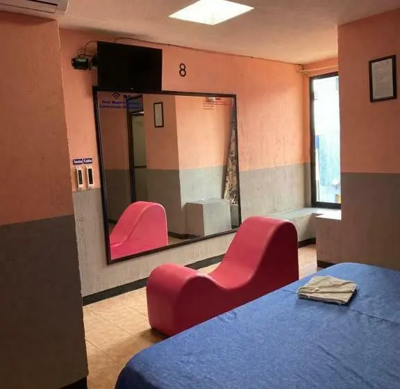 اتاق اکونومی, Motel Flamingos