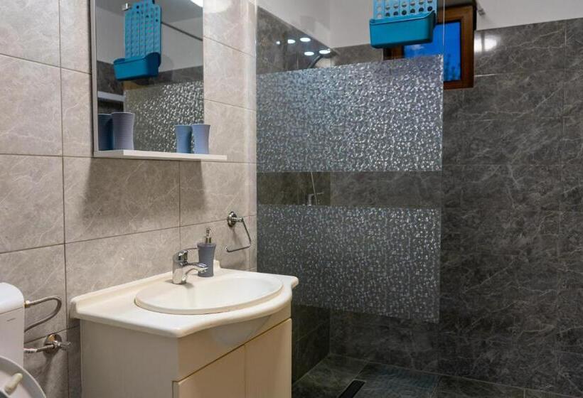 带阳台的三人标准间, Casa Karol