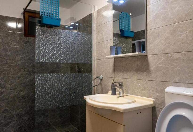 带阳台的三人标准间, Casa Karol